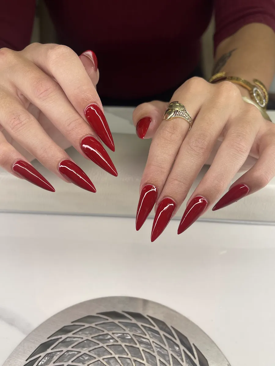 Bộ móng gel đỏ đậm dáng nhọn do thợ làm